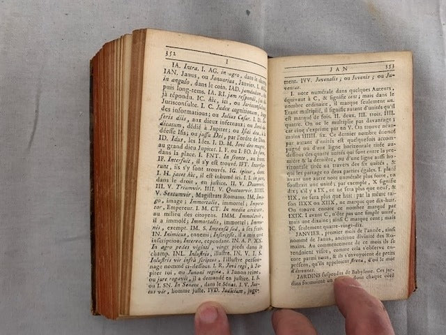 [Monchablon, E.J.]‎ : Dictionnaire abrégé d'Antiquités. Pour servir à l'Intelligence de l'Histoire Ancienne  tant Sacrée que Profane  & à celle des Auteurs Grecs & Latins